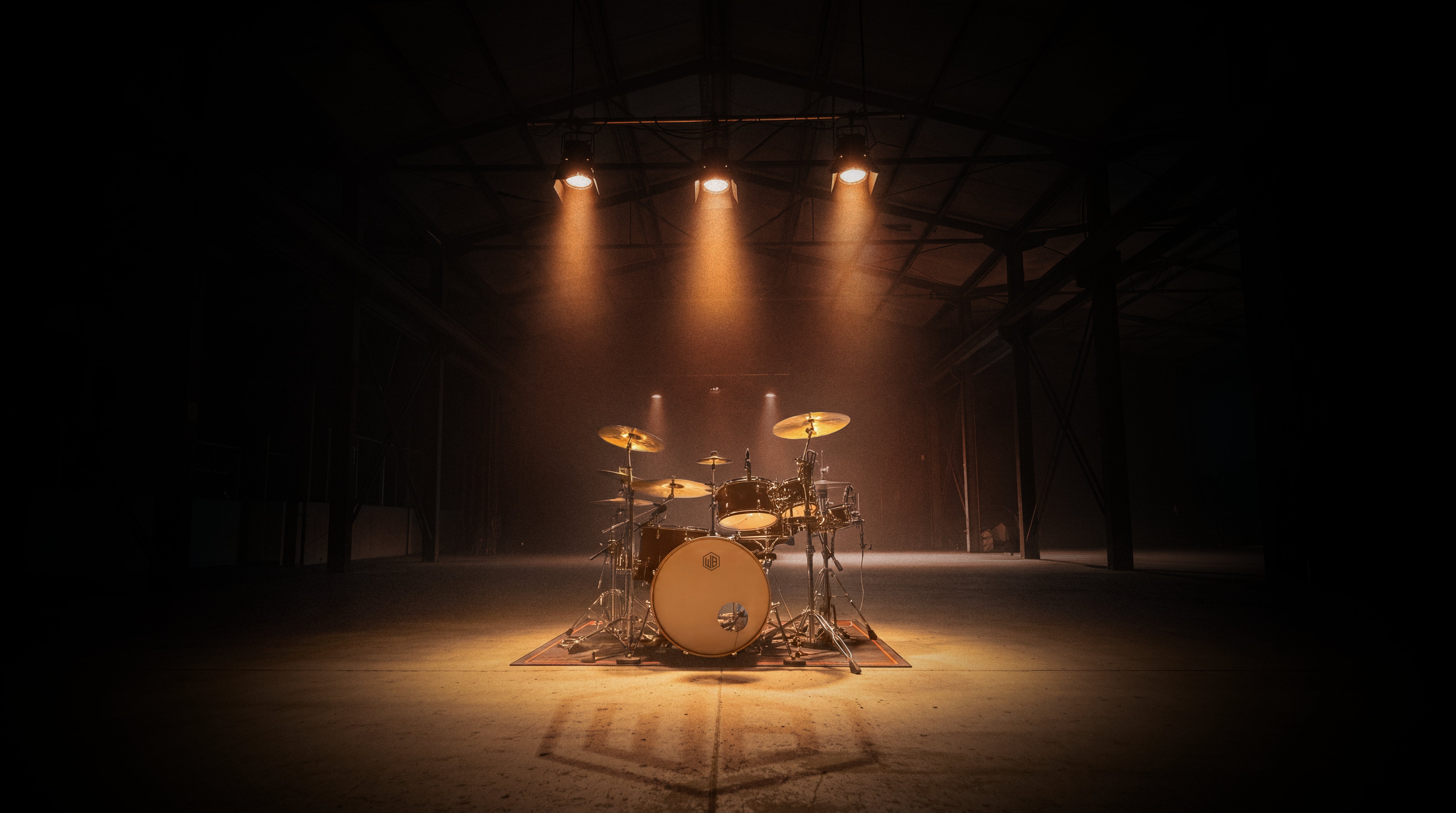 Kit de bateria em galpão escuro